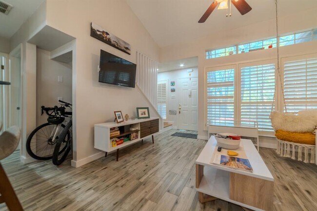 Building Photo - 1015 E Yager Ln