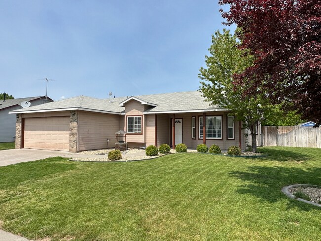 Building Photo - 270 E 15th N St