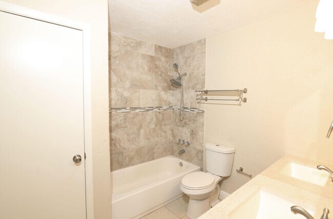 Building Photo - 4916 Silver Oak Dr