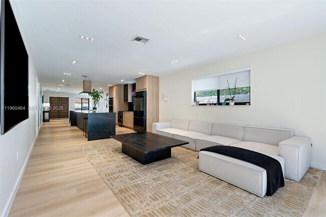 Building Photo - 6246 SW 10th St