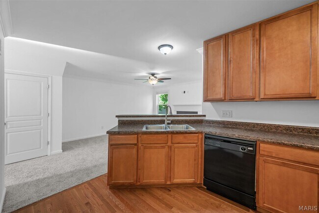 Building Photo - 499 Parkgate Dr