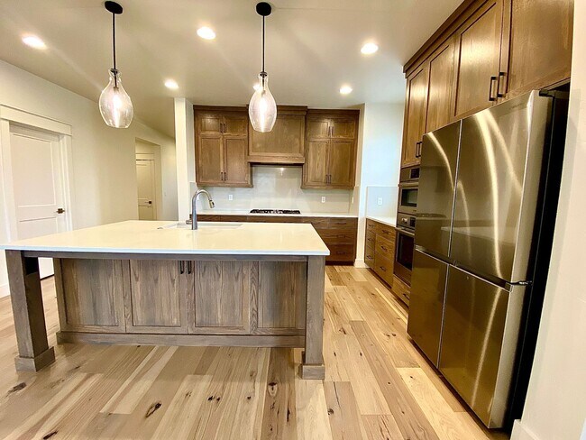 Building Photo - Beautiful Custom 6 Bedroom (2 Primary Bedrooms!) +Office located in NW Meridian