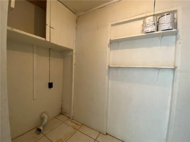 Building Photo - 460 Card Ave