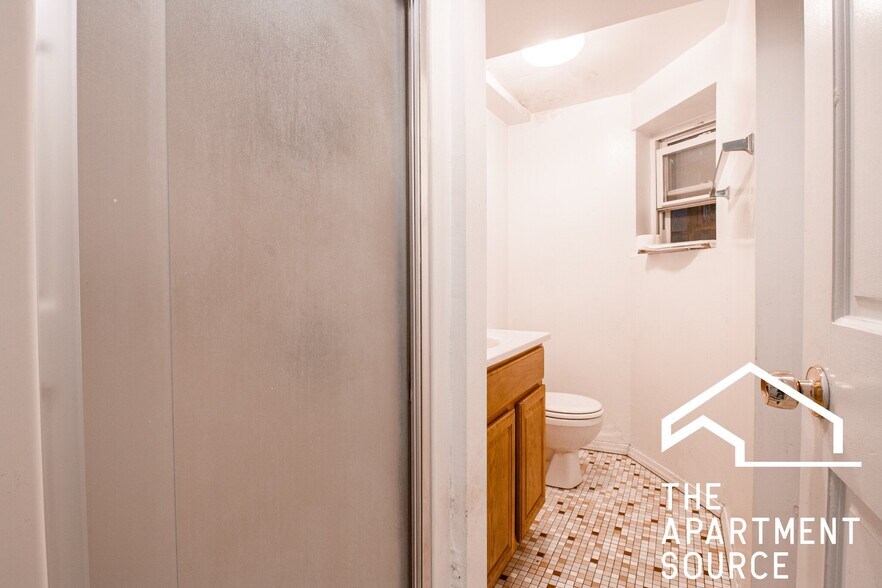 Building Photo - 826 W Dakin St