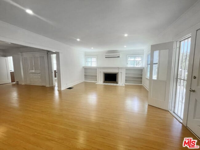 Building Photo - 4919 Elmwood Ave