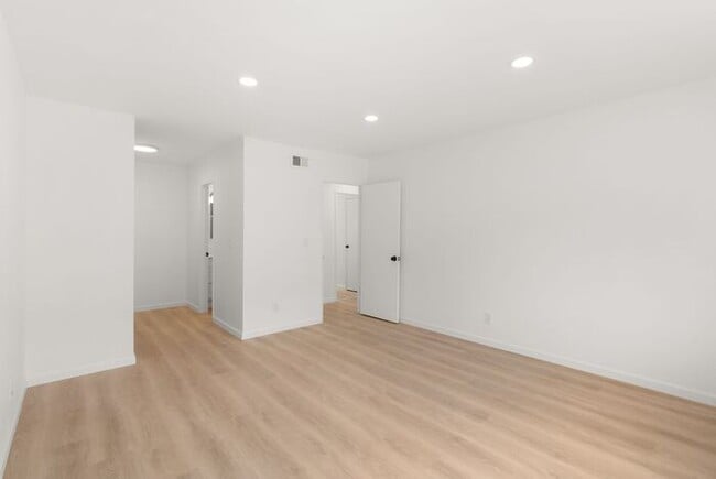 Building Photo - NEWLY RENOVATED South HB Gem!
