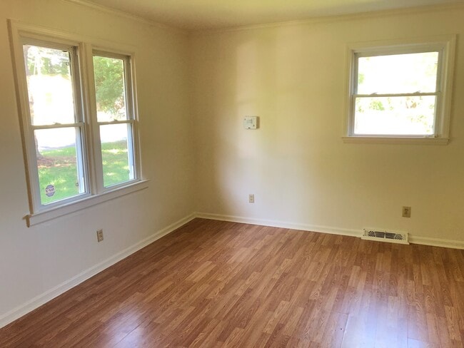 Building Photo - 2 BR, Holden Road area convenient to Coliseum
