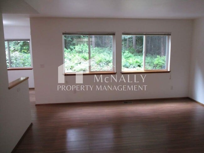 Building Photo - Charming 2 Bedroom 2 Bath Duplex