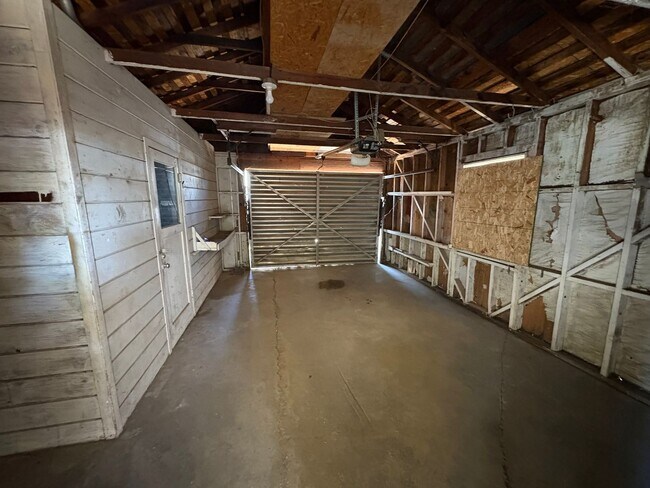 Building Photo - 1216 N Conyer St