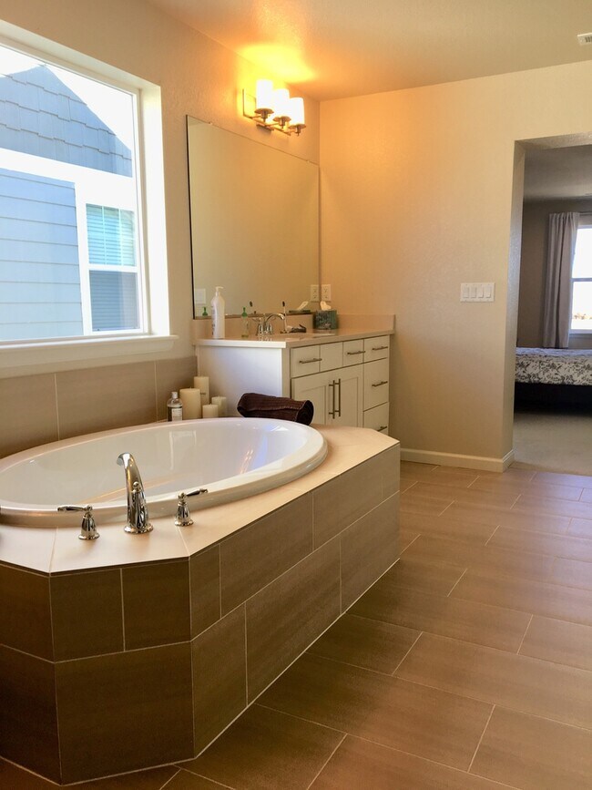 Building Photo - Custom Built Richmond Home for Lease in Fort Collins!