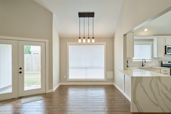 Building Photo - 12307 White River Dr