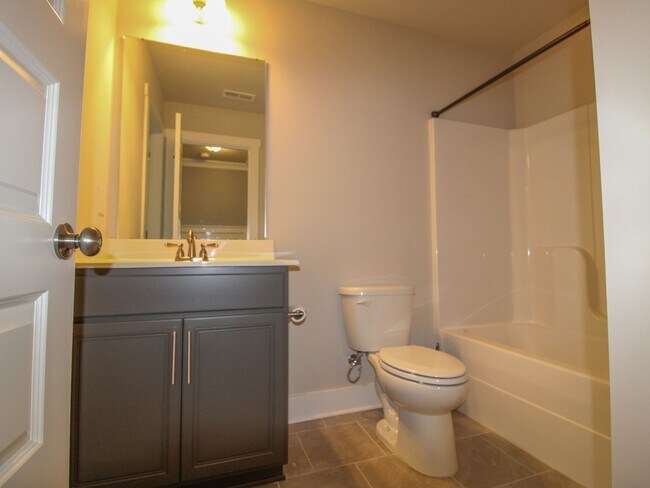 Building Photo - Great Location near Edgewater and Toyota F...