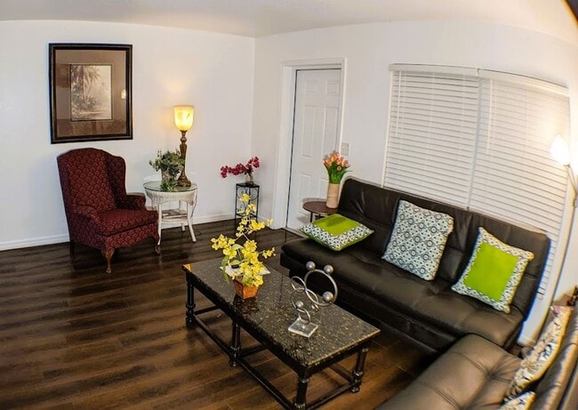 Building Photo - 2 Bed / 1 Bath Cozy Downtown Duplex Apartment