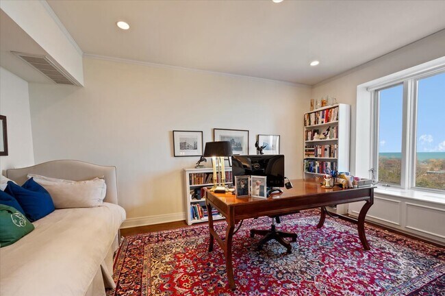 Building Photo - 2130 N Lincoln Park W