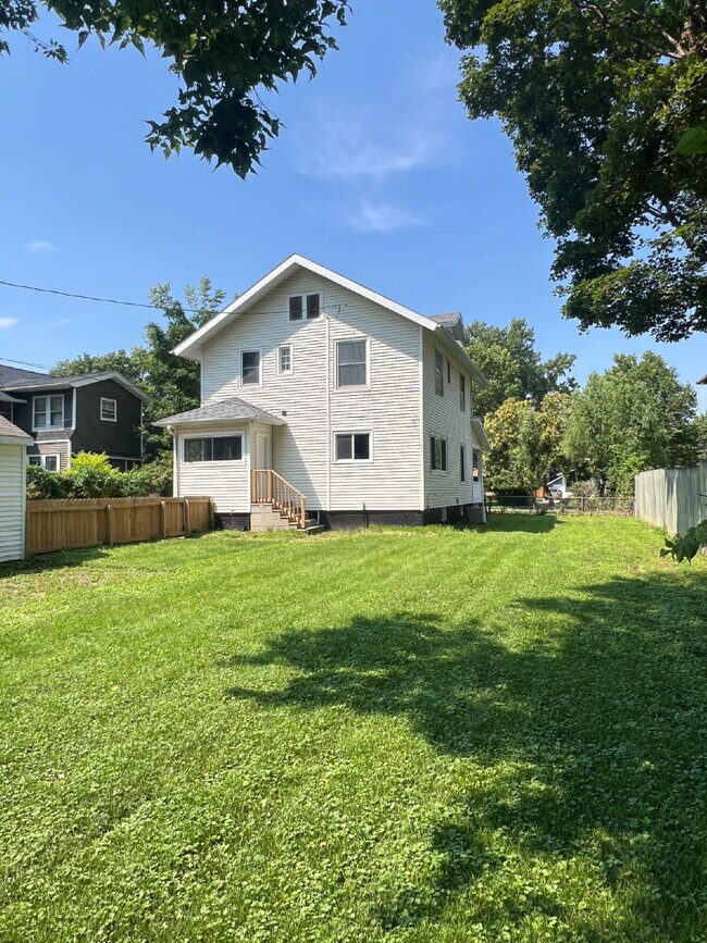 Building Photo - 3 bedroom / 2 bathroom home with Fenced Backyard For Rent on the Popular Kingman Blvd!