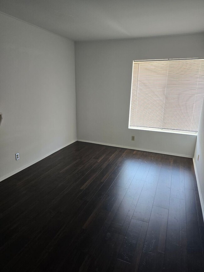 Building Photo - BEAUTIFUL 4 BEDROOM 3 BATH HOUSE. MOVE IN ...