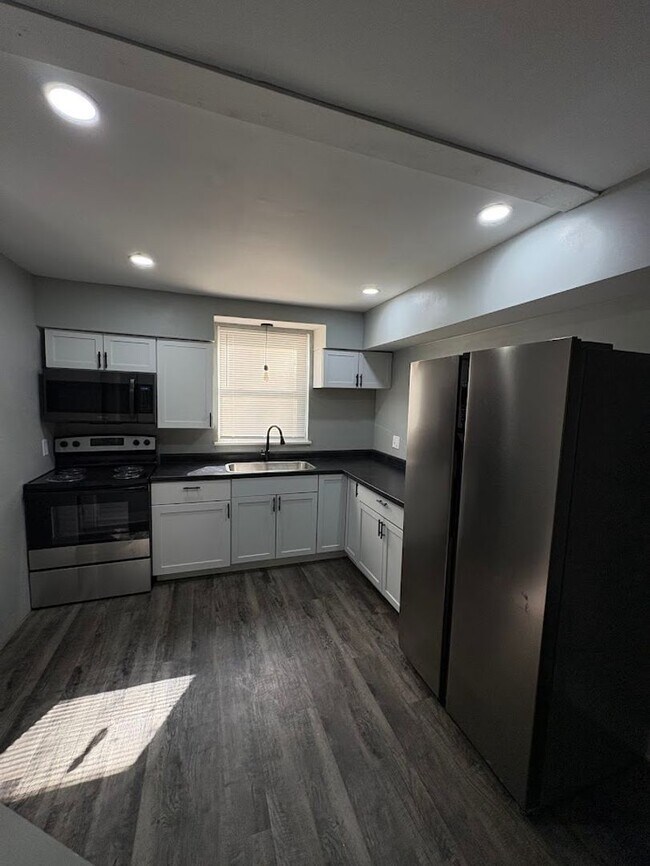 Building Photo - Three bedroom one bathroom apartment for rent