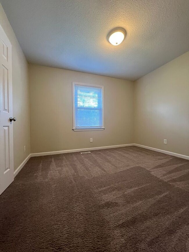 Building Photo - 3 BEDROOM MADE FOR YOU - Available for Mov...