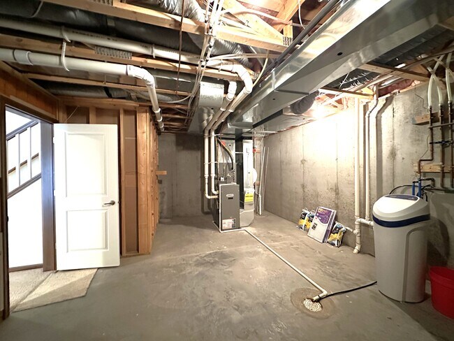 Building Photo - 6218 Shadyview Ln N