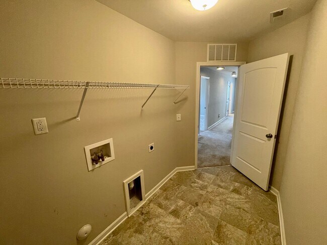 Building Photo - Gorgeous 4 Bed 2.5 Bath Home in GSO