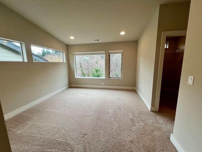 Building Photo - Newcastle Home