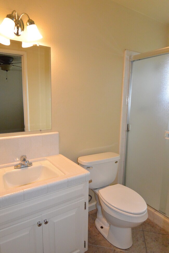 Building Photo - 3 Bedroom 2 Bathroom Home in SW Visalia close to shopping and restaurants!