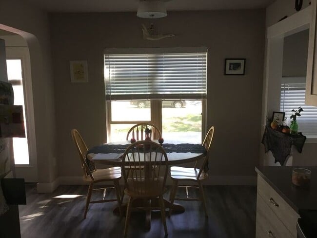 Building Photo - Refinished 2 Bedroom Home Near Downtown Fo...