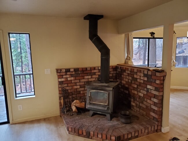 Building Photo - 18111 N Meadow Dr