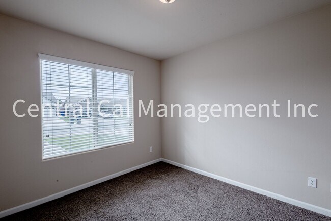 Building Photo - 4 Bedroom/2 Bath Home in the Northwest - $2595 Per Month!