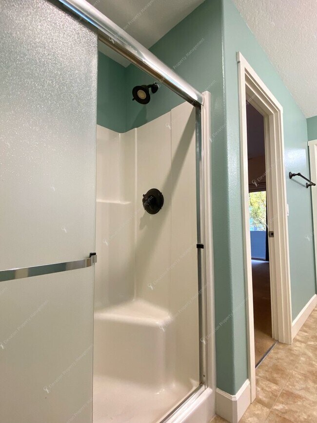Building Photo - Single-level 3 BR-2BA Home in SE Bend