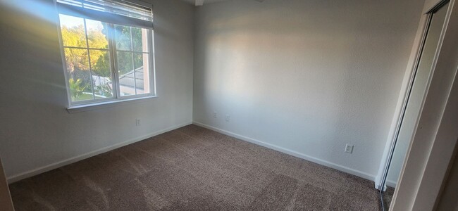 Building Photo - Beautiful 4 Bedroom 2.5 Bathroom Home on Large Lot in Elk Grove