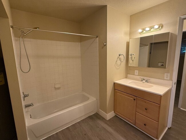 Building Photo - Large Lot 3Bd/2Ba in North Image!