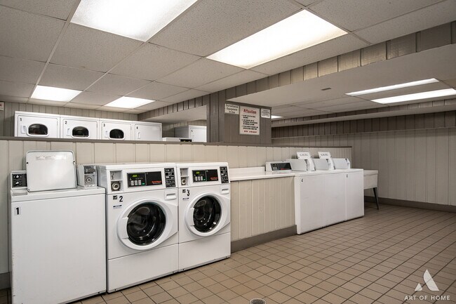 Building Photo - 18 E Old Willow Rd