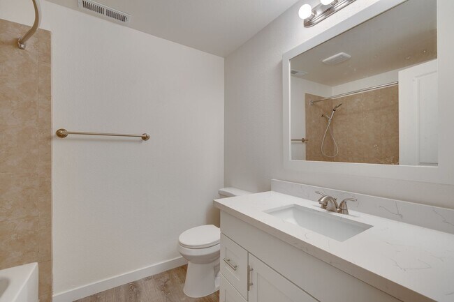 Building Photo - Beautifully Remodeled 4-Bedroom Home in Ke...