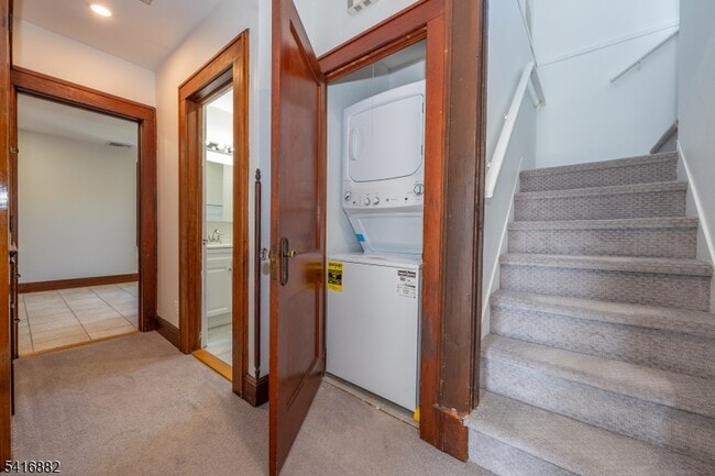 Building Photo - 176 Grove Ave