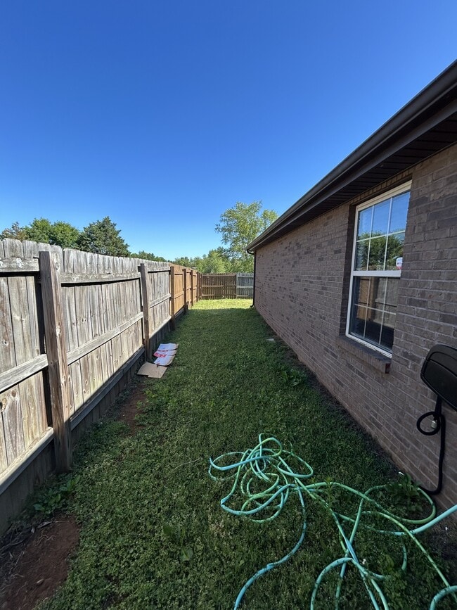 Building Photo - 985 Culverson Ct