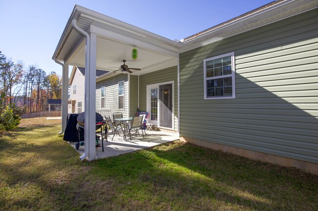 Building Photo - Centric and spacious home! No stairs!