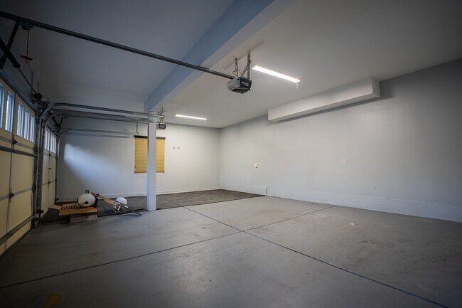 Building Photo - Exceptional estate Located In the highly desirable College Park Community.