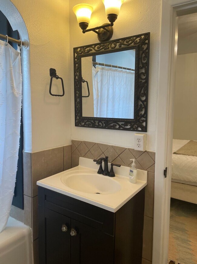 Building Photo - Great short term stay property! Nightly to monthly stays available!!