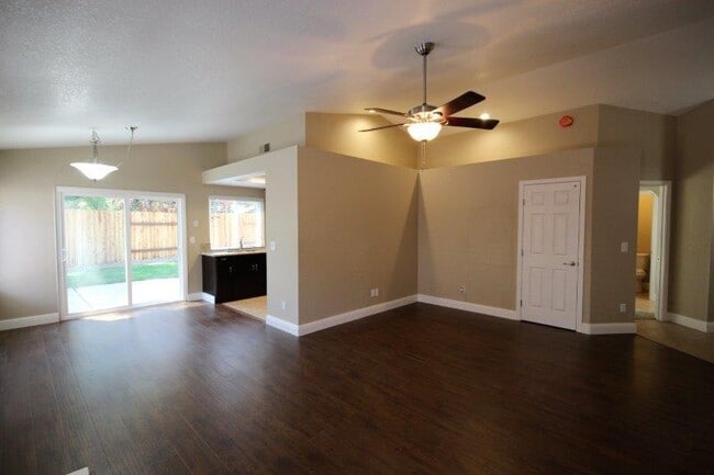 Building Photo - Galt 3 Bed 2 Bath Home