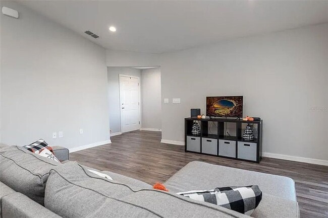 Building Photo - Gorgeous Three Bedroom in Towne Park Estates