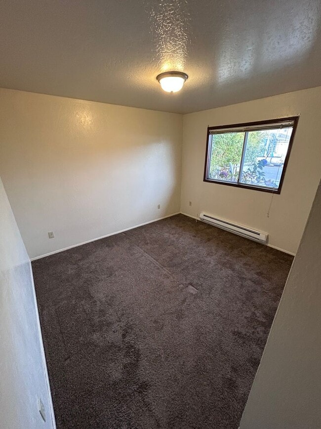 Building Photo - 3 bedroom 1 bath house w/ attached garage in Coos Bay!