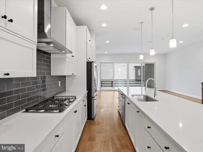 Building Photo - 20305 Savin Hill Dr