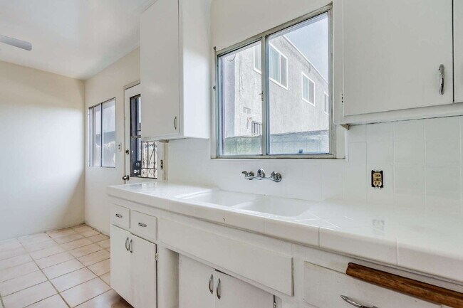 Building Photo - Fully Renovated Gem!