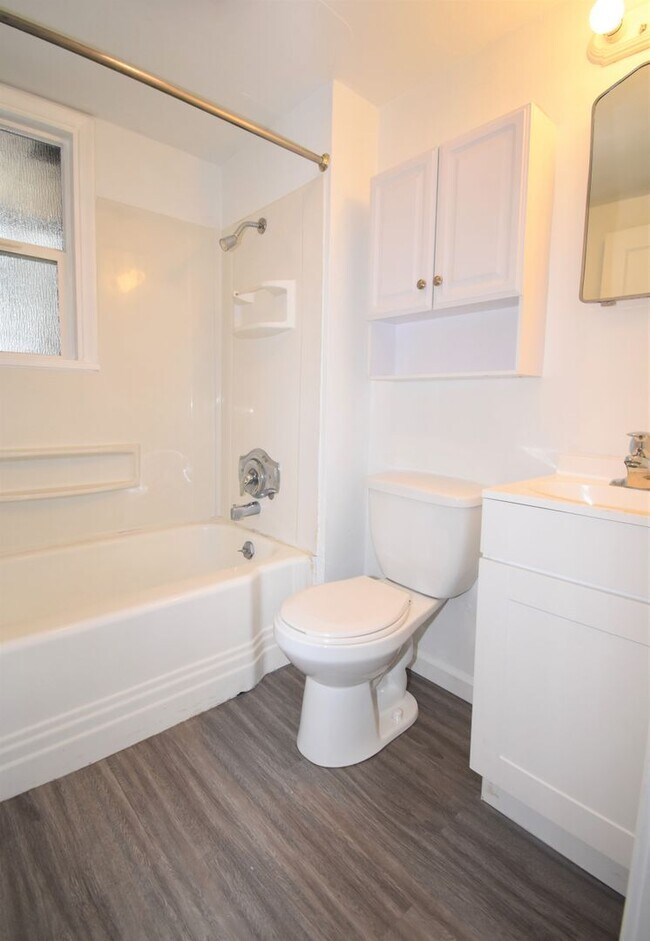 Building Photo - Great location, two blocks south of downto...
