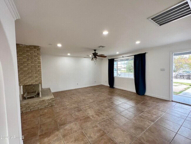 Building Photo - 2914 N 49th Ave