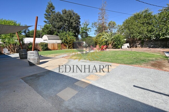 Building Photo - 5568 N Millbrook Ave