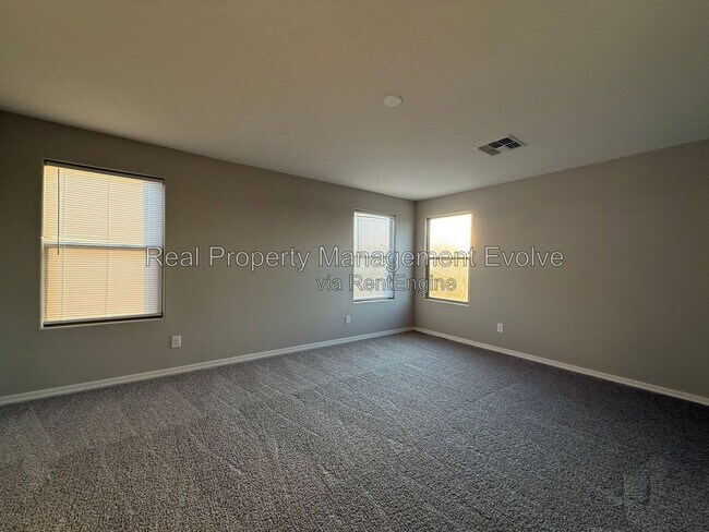 Building Photo - 5618 N 87th Dr