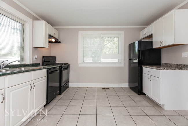 Building Photo - The living is easy in this 2 bedroom, 1 ba...