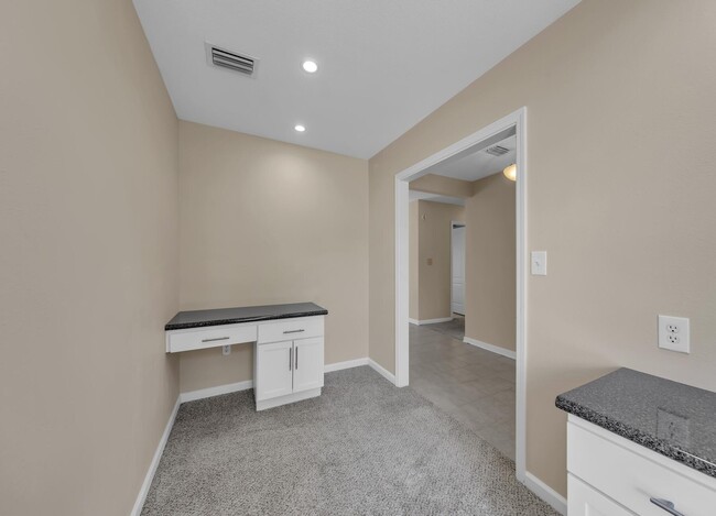 Building Photo - 702 Mayflower Ave